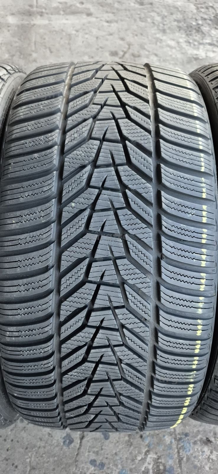 4 anvelope iarna ca si noi,2 Continental,2 Hankook,245/30/20.Pret/buc. 3