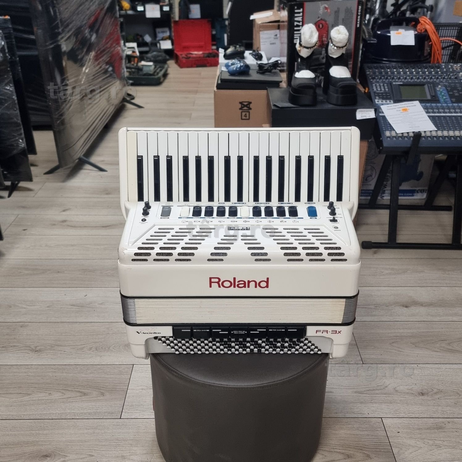 Amanet F28: Acordeon Electronic Roland FR3x Alb
