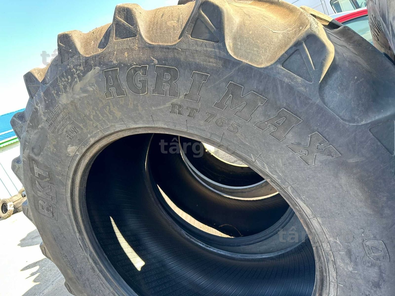 710/70  R42  BKT 2