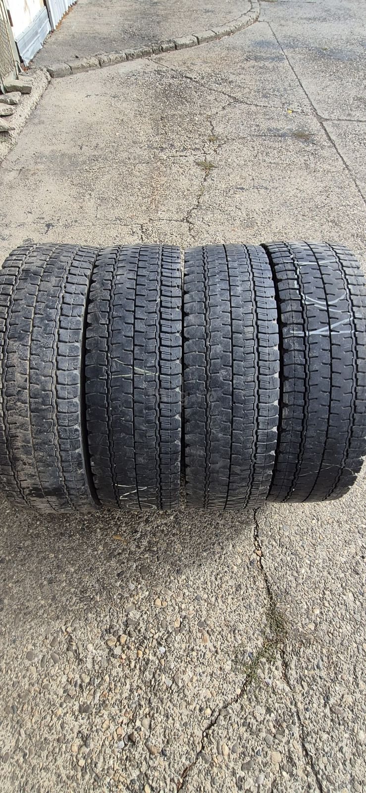 12 anvelope M+S  Bridgestone 295/80/22,5.Pretul este pe bucata