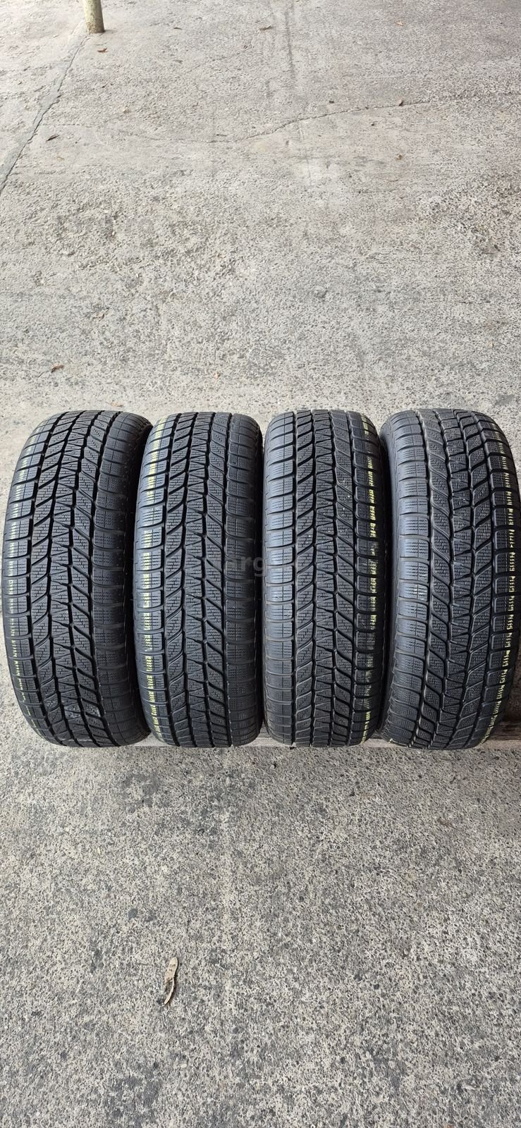 4 anvelope iarna runflat Bridgestone 205/55/17.Pretul este pe bucata.