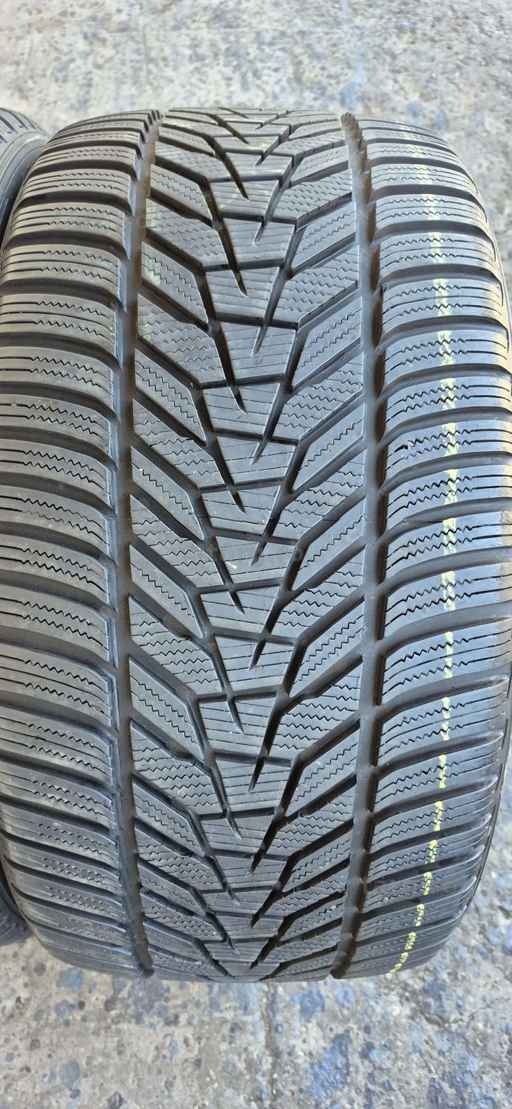 4 anvelope iarna ca noi Hankook,fata 245/40/19,spate 275/35/19.Pretul este pe bucata. 3