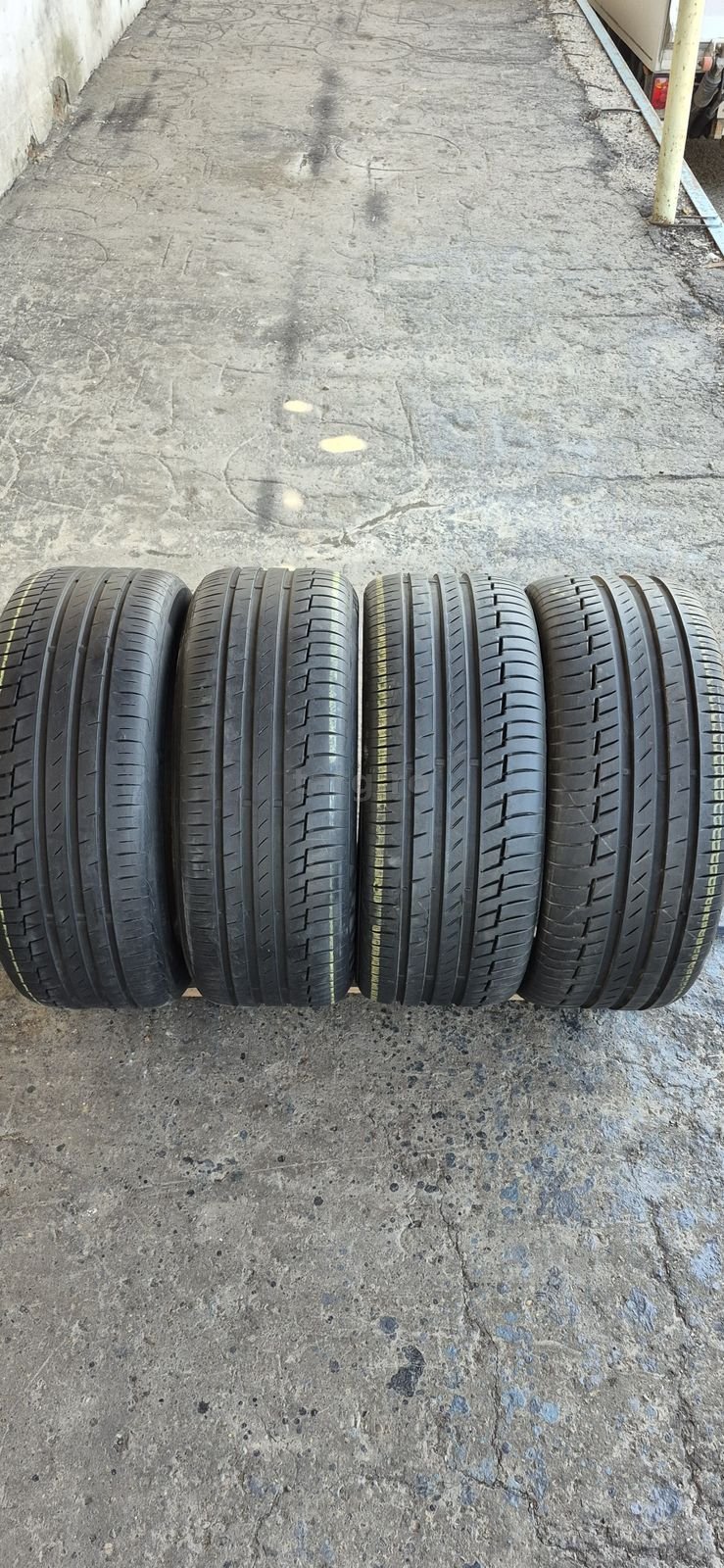 4 anvelope vara Continental,fata 235/50/18,spate 255/45/18.Pretul este pe bucata.
