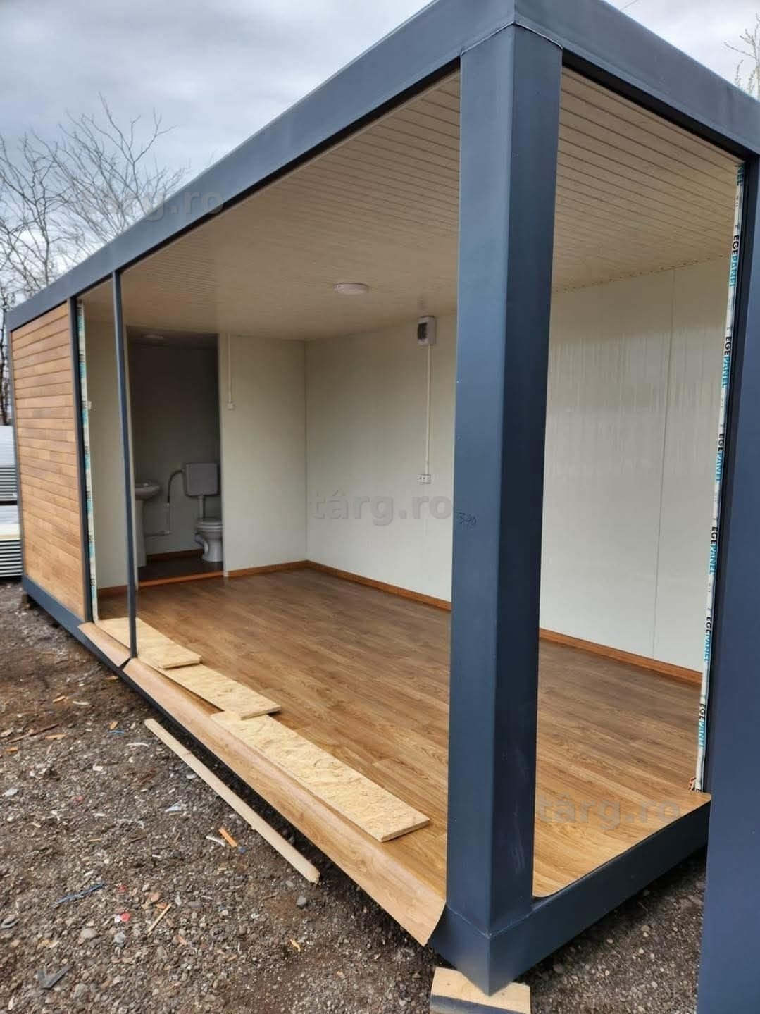 Vand container cu vitrina și grup sanitar