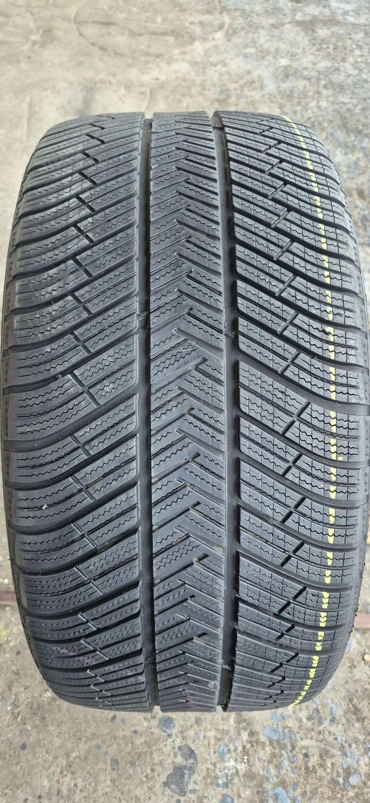 2 anvelope iarna 10% uzura,Michelin 285/35/20.Pretul este pe bucata. 2