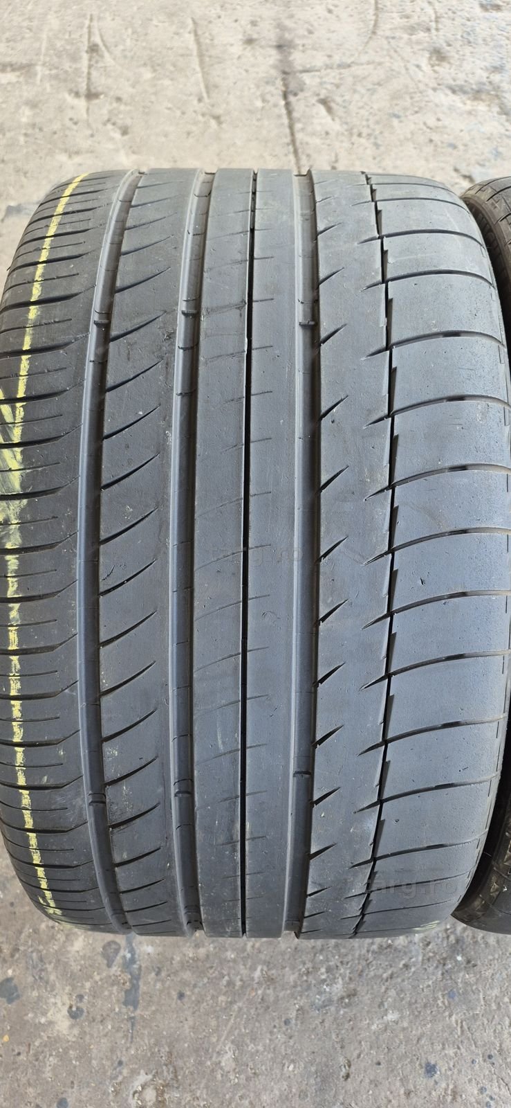 2 anvelope vara Michelin 305/30/19.Pretul este pe bucata. 2