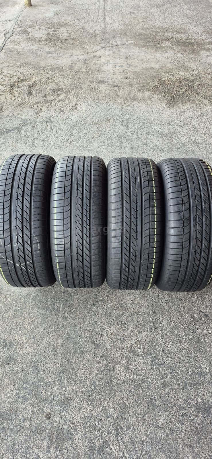4 anvelope vara runflat Goodyear 255/55/18.Pretul este pe bucata.