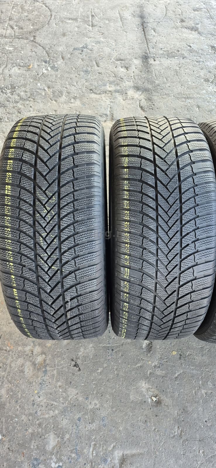 4 anvelope iarna Bridgestone,fata 255/50/19,spate 285/45/19.Pret/buc. 2