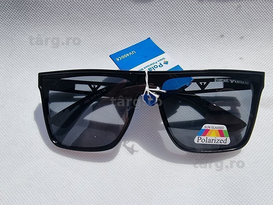 Ochelari de soare Emporio Armani.