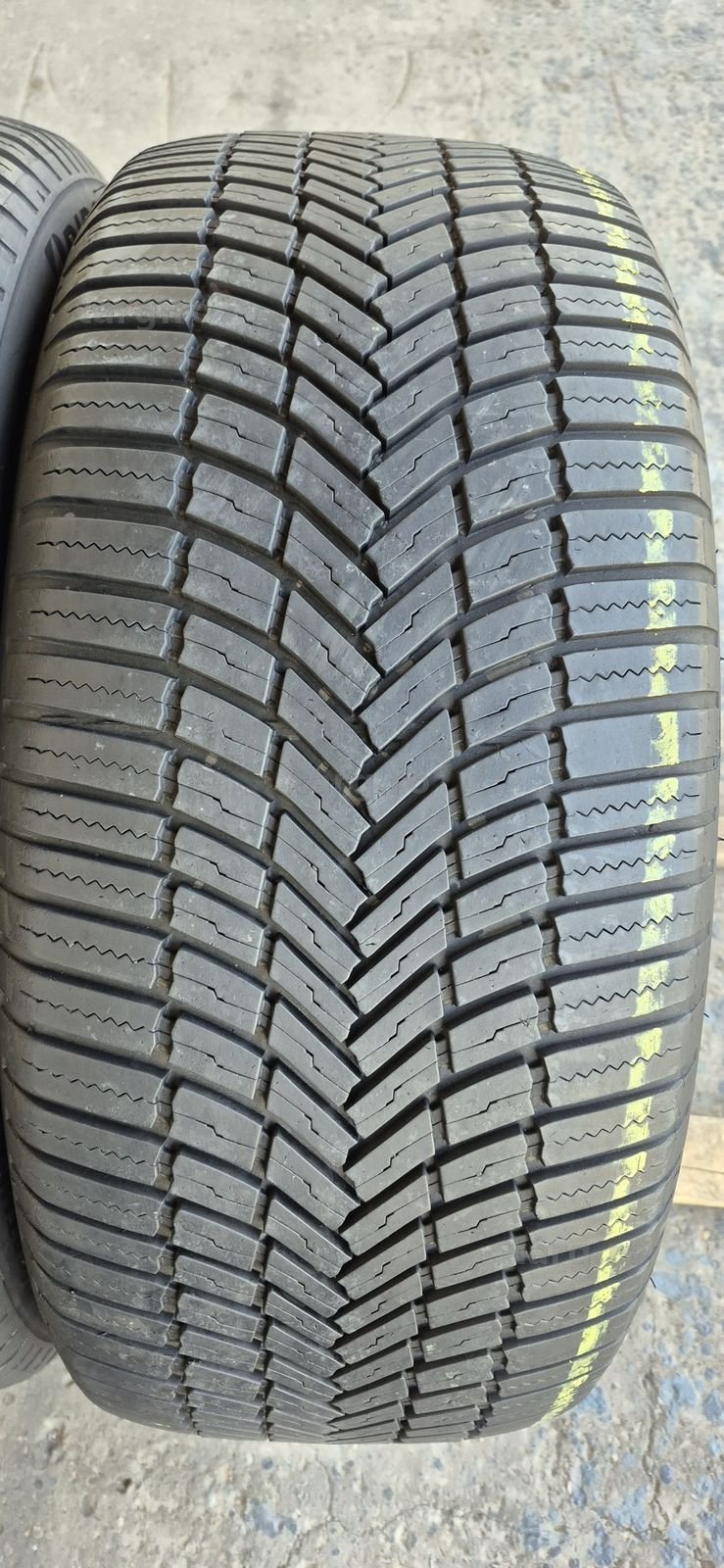 2 anvelope M+S Bridgestone 275/45/20.Pretul este pe bucata. 2
