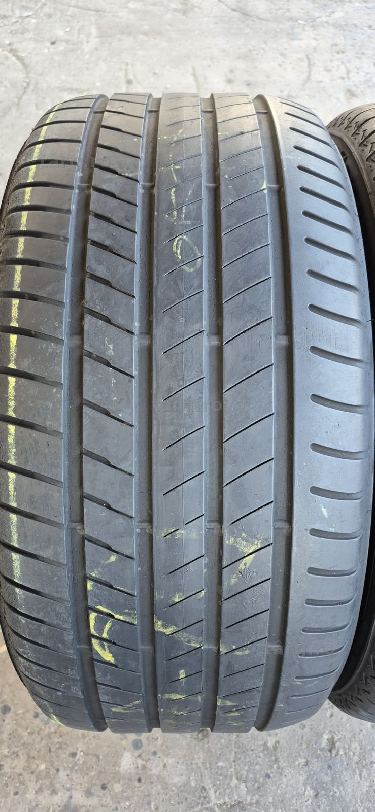2 anvelope vara runflat Bridgestone 305/40/20.Pretul este pe bucata. 2