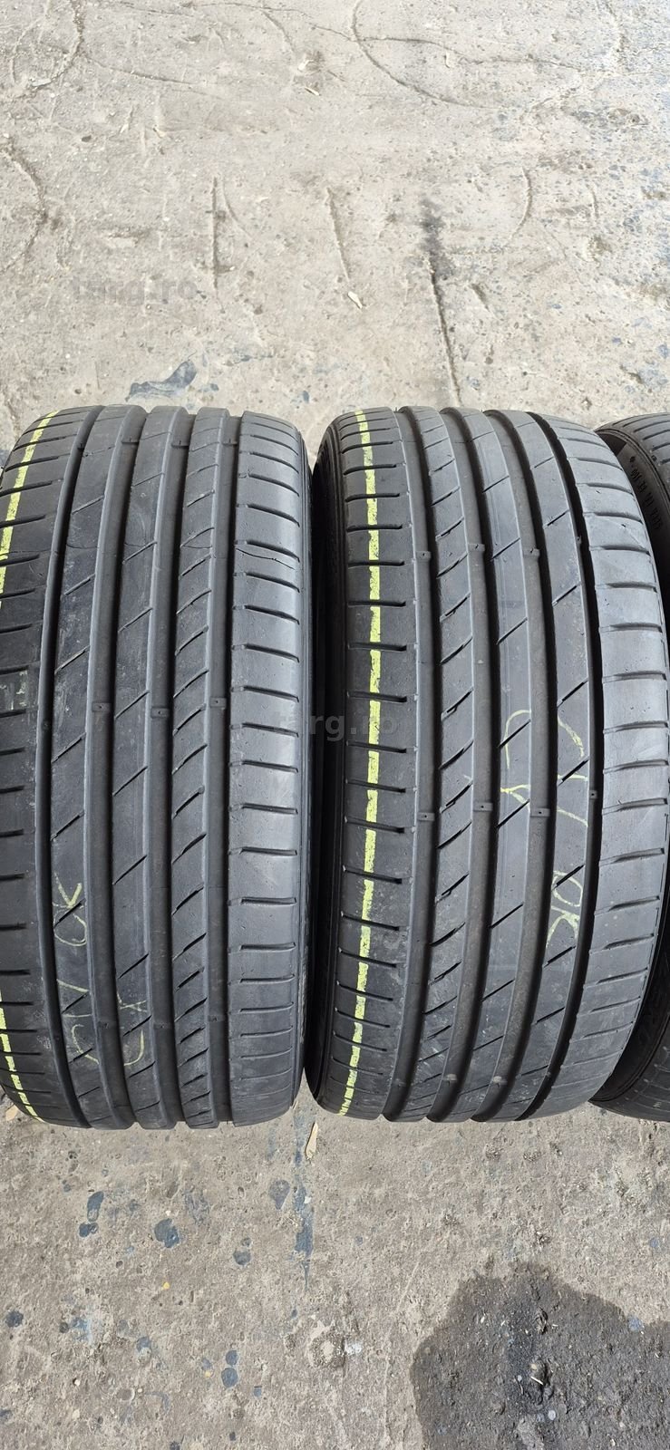 4 anvelope vara,fata Kumho 225/35/19,spate Pirelli 255/30/19.Pret/buc. 2