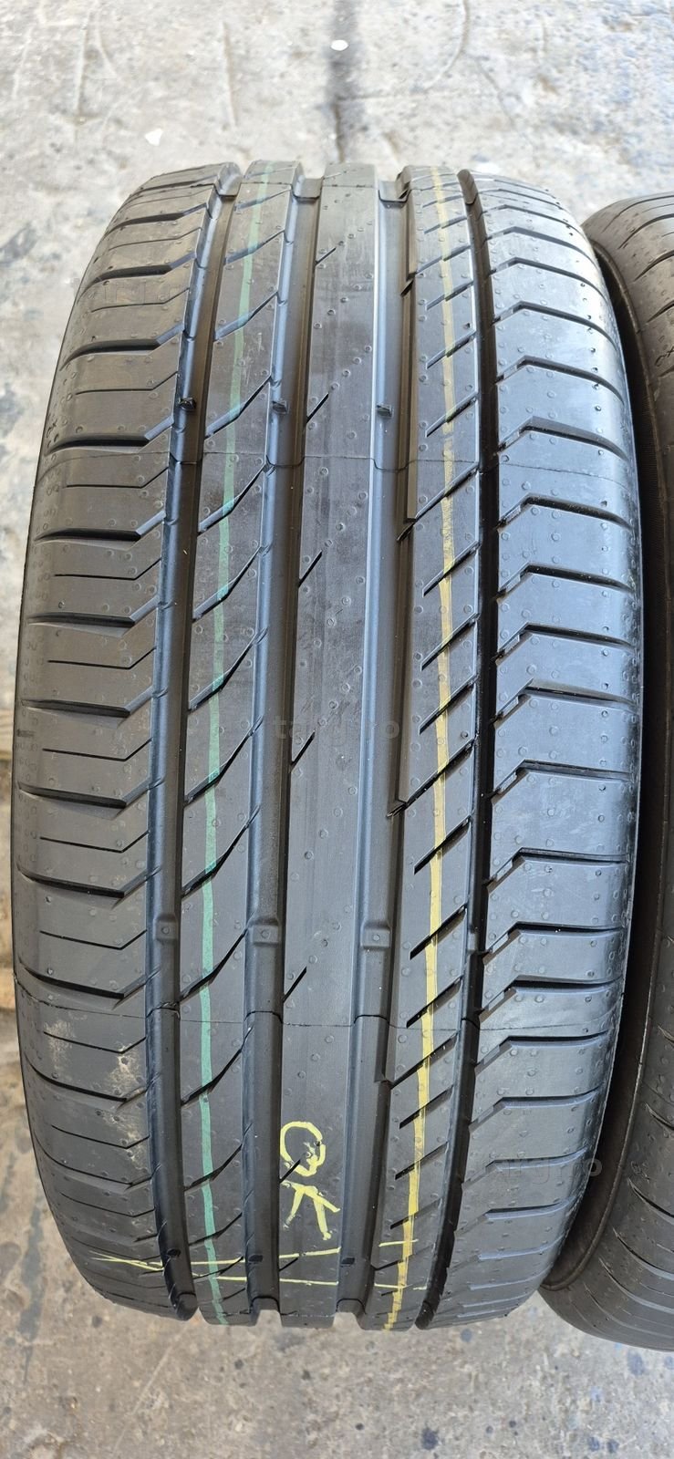 2 anvelope vara runflat ca noi Continental 235/50/18.Pretul este pe bucata. 2
