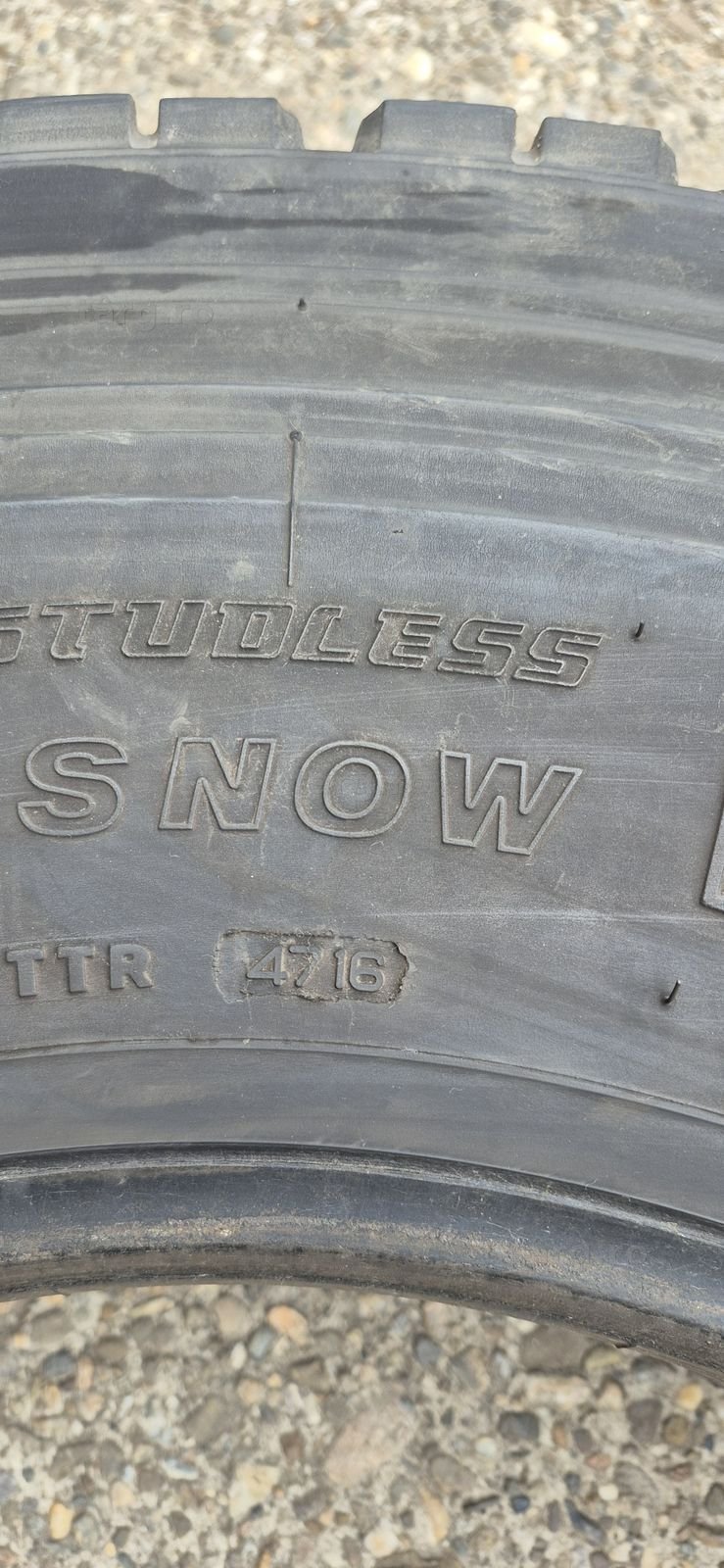 12 anvelope M+S  Bridgestone 295/80/22,5.Pretul este pe bucata 8
