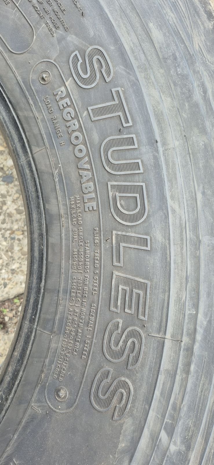 12 anvelope M+S  Bridgestone 295/80/22,5.Pretul este pe bucata 5