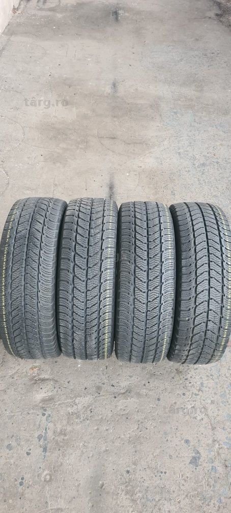 4 anvelope iarna Uniroyal 215/60/17 C.Pretul este pe bucata.
