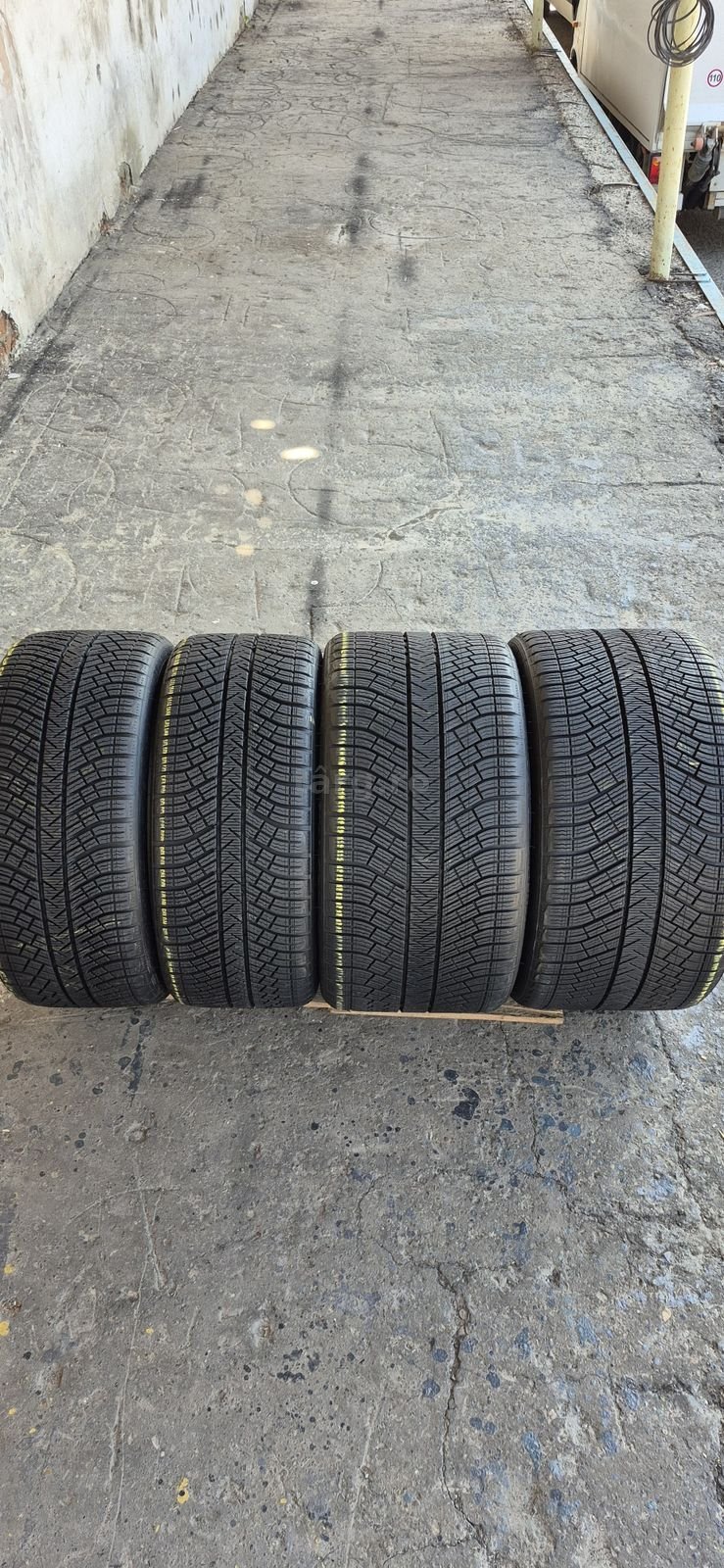 4 anvelope iarna ca noi Michelin,fata 245/35/20,spate 295/30/20.Pretul este pe bucata.
