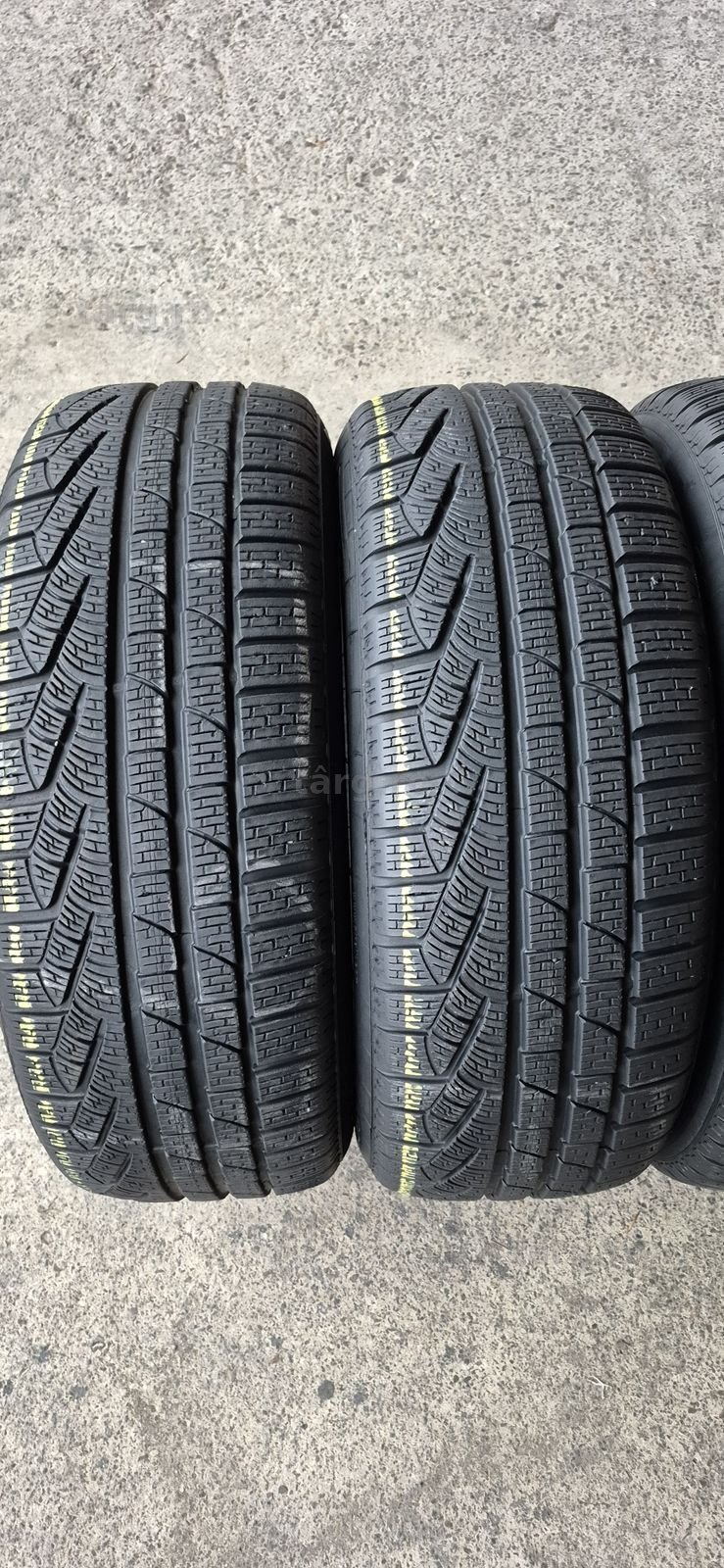 4 anvelope iarna ca si noi Pirelli 235/55/18.Pretul este pe bucata. 2