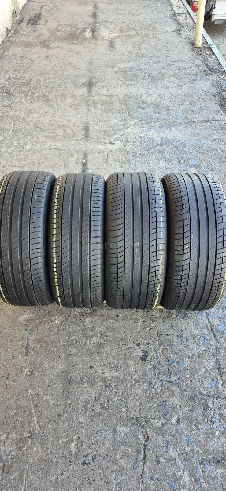 4 anvelope vara runflat  Michelin,fata 245/45/19,spate 275/40/19.Pretul este pe bucata.