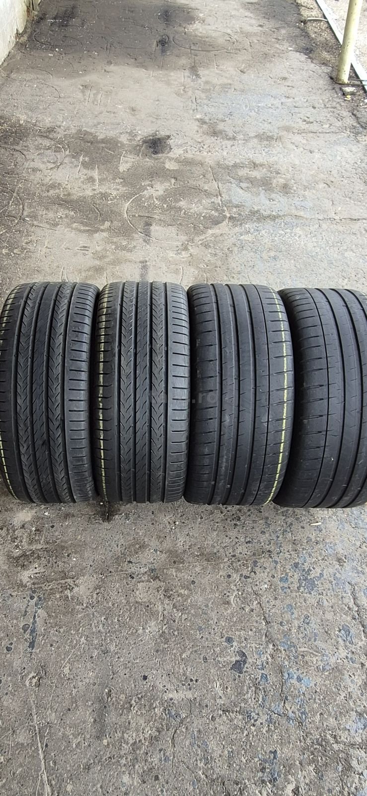 4 anvelope vara,fata Continental 245/40/20,spate Michelin 275/35/20.Pretul este pe bucata.